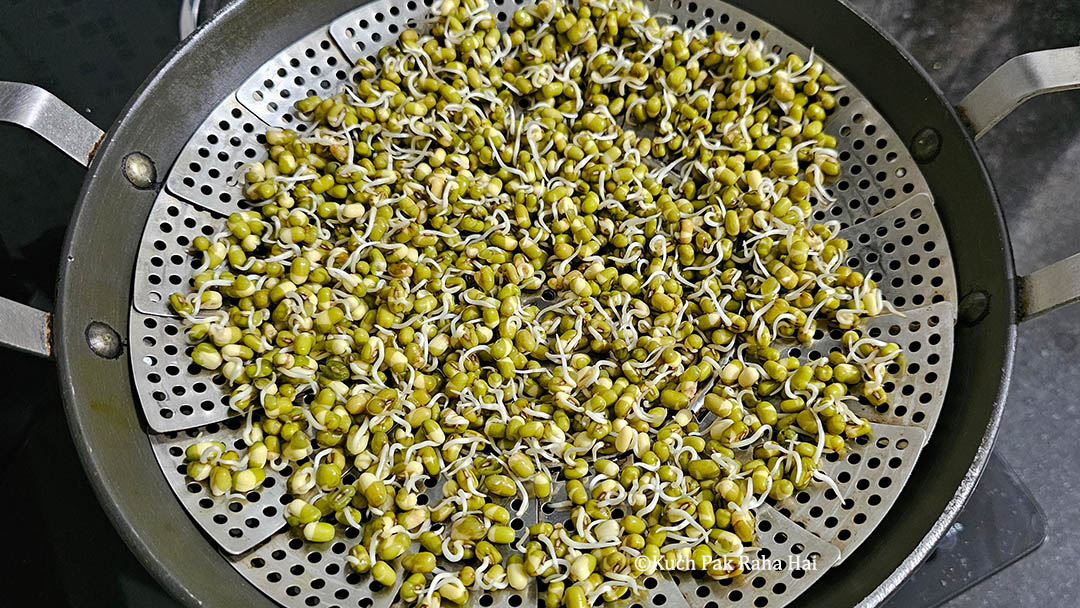 Steaming moong dal sprouts.