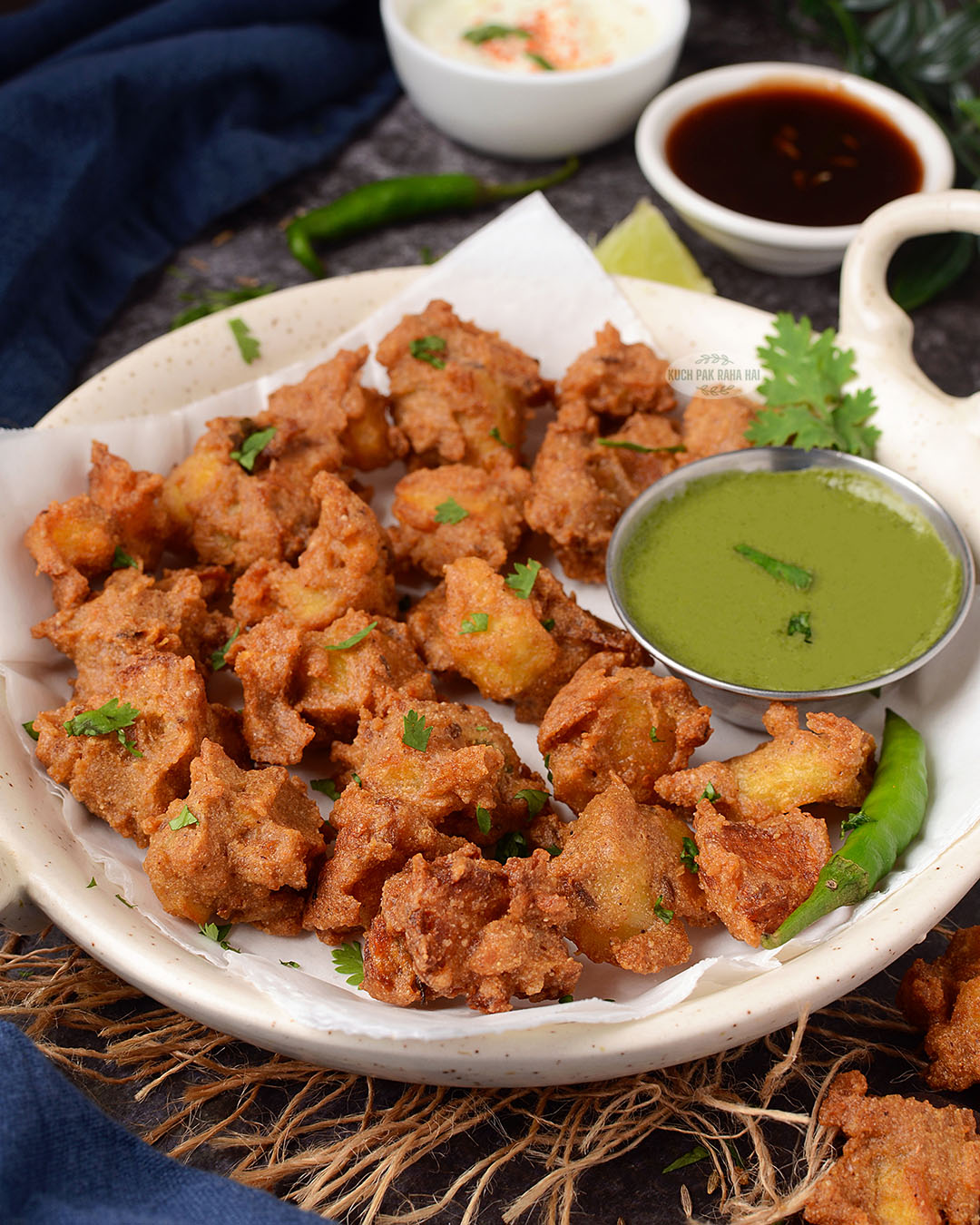 Kuttu ke aate ki pakaudi served with coriander chutney.