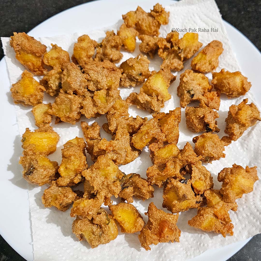 Transferring kuttu pakore on kitchen tissue.