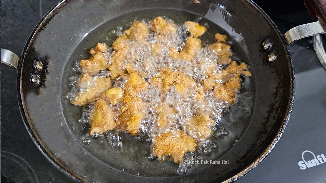 Deep frying kuttu pakde in pan.