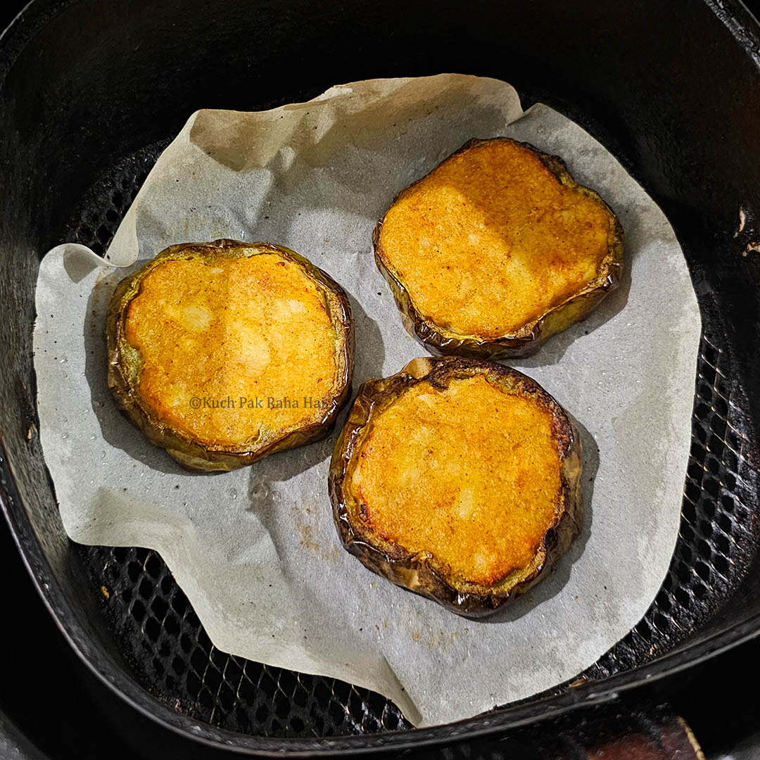 Air fried capsicum rings ready to serve.