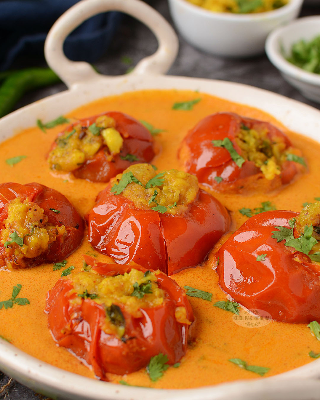 Stuffed tomatoes with gravy.