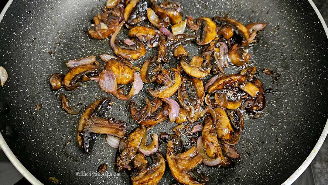 Cooked mushrooms in sauces.