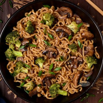 Broccoli and mushroom ramen vegetarian.